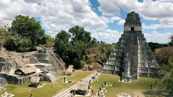 Comment explorer les ruines mayas moins connues au Guatemala ?